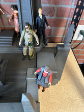 Load image into Gallery viewer, Diamond Select Ghostbusters Rooftop Scene with 10 Figures & Accessories Incomplete