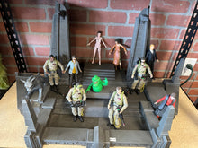 Load image into Gallery viewer, Diamond Select Ghostbusters Rooftop Scene with 10 Figures & Accessories Incomplete