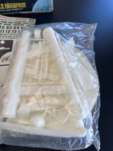 Load image into Gallery viewer, AMT Star Trek U.S.S. Enterprise Space Ship Model Kit Open Box S951