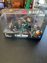 Load image into Gallery viewer, Hiya Toys Exquisite Mini Judge Dredd & LAWMASTER MK II EMS 1:18 Scale Figure Set