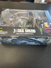 Load image into Gallery viewer, Hiya Toys Exquisite Mini Judge Dredd & LAWMASTER MK II EMS 1:18 Scale Figure Set