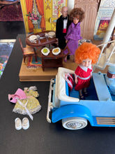 Load image into Gallery viewer, Knickerbocker 1982 The World of Annie Mansion Preowned House with Dolls READ DETAILS