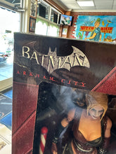 Load image into Gallery viewer, NECA BATMAN ARKAM CITY HARLEY QUINN 1/4 SCALE ACTION FIGURE BOX DMG
