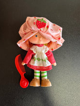 Load image into Gallery viewer, Strawberry Shortcake 1979 Flat Hands Preowned Doll
