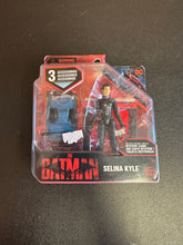 Load image into Gallery viewer, SPIN MASTER THE BATMAN SELINA KYLE FIGURE CARD DAMAGE
