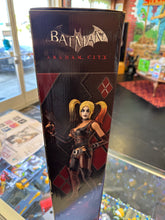 Load image into Gallery viewer, NECA BATMAN ARKAM CITY HARLEY QUINN 1/4 SCALE ACTION FIGURE BOX DMG
