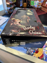 Load image into Gallery viewer, NECA BATMAN ARKAM CITY HARLEY QUINN 1/4 SCALE ACTION FIGURE BOX DMG
