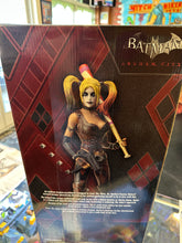 Load image into Gallery viewer, NECA BATMAN ARKAM CITY HARLEY QUINN 1/4 SCALE ACTION FIGURE BOX DMG
