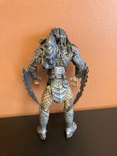 Load image into Gallery viewer, McFarlane Alien VS. Predator 2004 AVP Scar Predator Preowned Figure Incomplete
