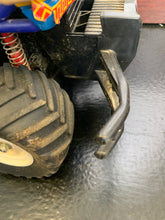 Load image into Gallery viewer, RadioShack SAMSON 4x4 Monster Machine RC Car PREOWNED NONWORKING
