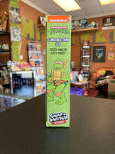 Load image into Gallery viewer, SNAP &amp; SWITCH TMNT Pizza Parlor With Mikey Construction Set
