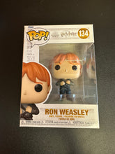 Load image into Gallery viewer, FUNKO POP HARRY POTTER RON WEASLEY 134 BOX DMG
