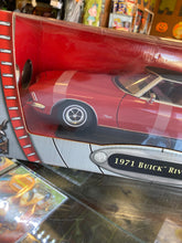 Load image into Gallery viewer, ROAD SIGNATURE COLLECTION 1971 Buick Riviera Die-Cast Vehicle 1:18 Scale
