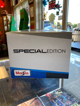 Load image into Gallery viewer, MAISTO Special Edition Ferrari California T Die-Cast Vehicle 1:18 Scale
