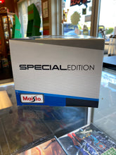 Load image into Gallery viewer, MAISTO Special Edition Ferrari California T Die-Cast Vehicle 1:18 Scale
