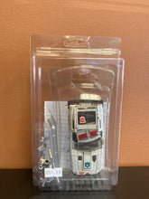 Load image into Gallery viewer, Transformers 1984 G-1 Prowl Complete Preowned Broken Windshield
