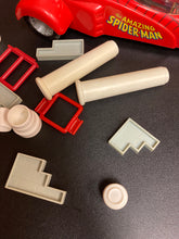 Load image into Gallery viewer, TOY BIZ Marvel Super Heroes The Spider-Man Dragster Launching Spiderweb Disc Preowned
