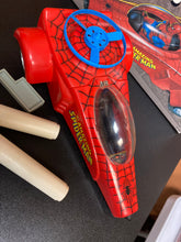 Load image into Gallery viewer, TOY BIZ Marvel Super Heroes The Spider-Man Dragster Launching Spiderweb Disc Preowned
