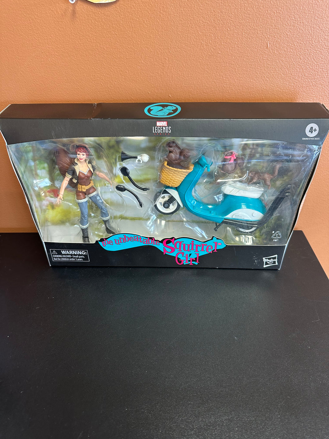 MARVEL LEGENDS THE UNBEATABLE SQUIRREL-GIRL BOX DAMAGE