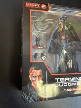 Load image into Gallery viewer, Miracle Action Figures (MAFEX) - Terminator 2 - T-800 (Battle Damaged Version)
