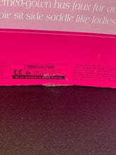 Load image into Gallery viewer, MATTEL 1998 Barbie Winter Ride Gift Set 19850
