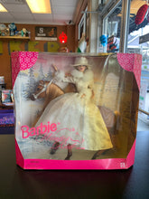 Load image into Gallery viewer, MATTEL 1998 Barbie Winter Ride Gift Set 19850

