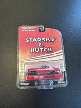 Load image into Gallery viewer, Greenlight Hollywood Starsky &amp; Hutch 1976 Ford Gran Torino 1:64 Scale Chase
