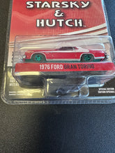 Load image into Gallery viewer, Greenlight Hollywood Starsky &amp; Hutch 1976 Ford Gran Torino 1:64 Scale Chase
