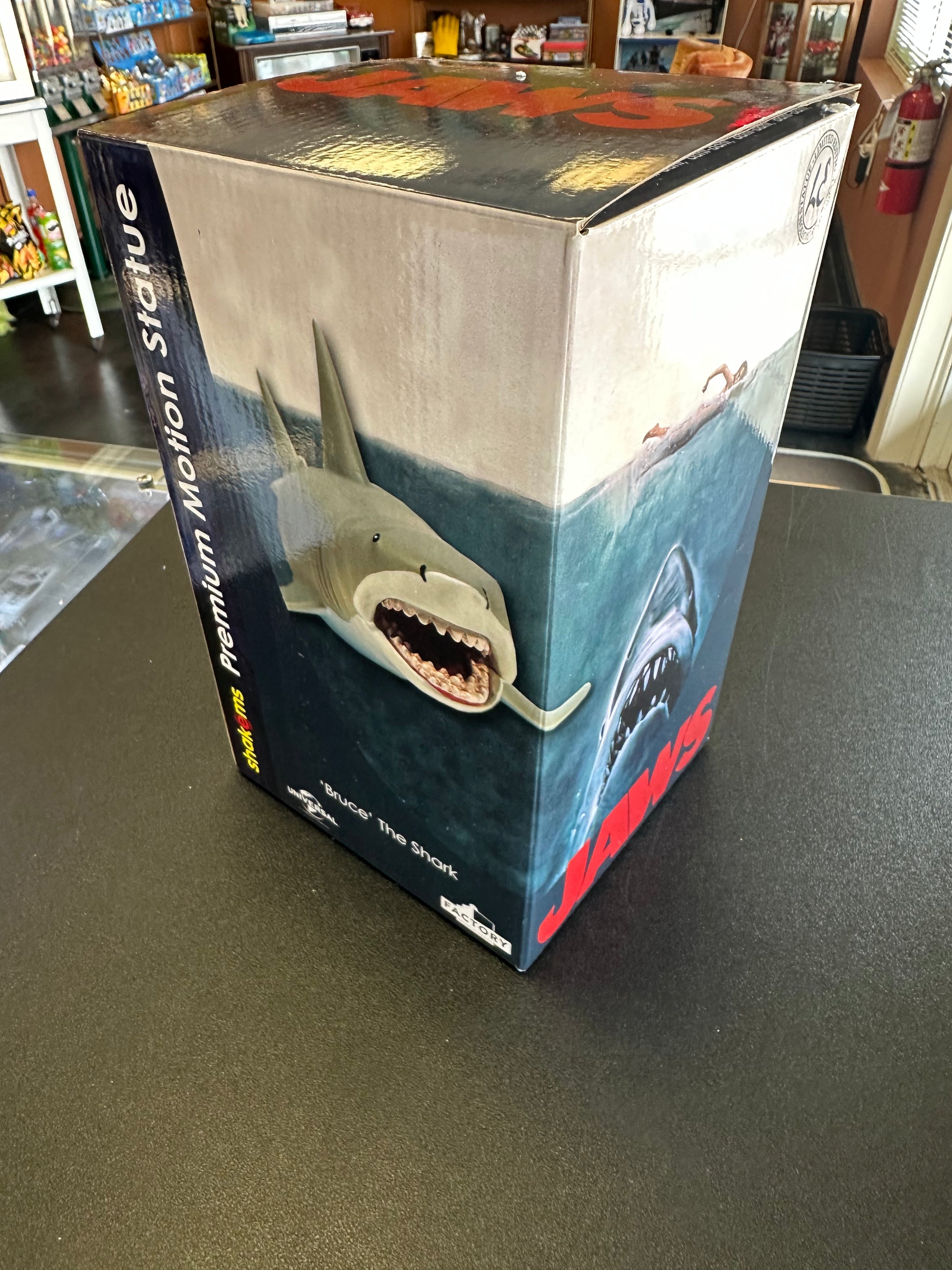 Factory Entertainment Shakems Jaws Premium Motion Statue Bruce the