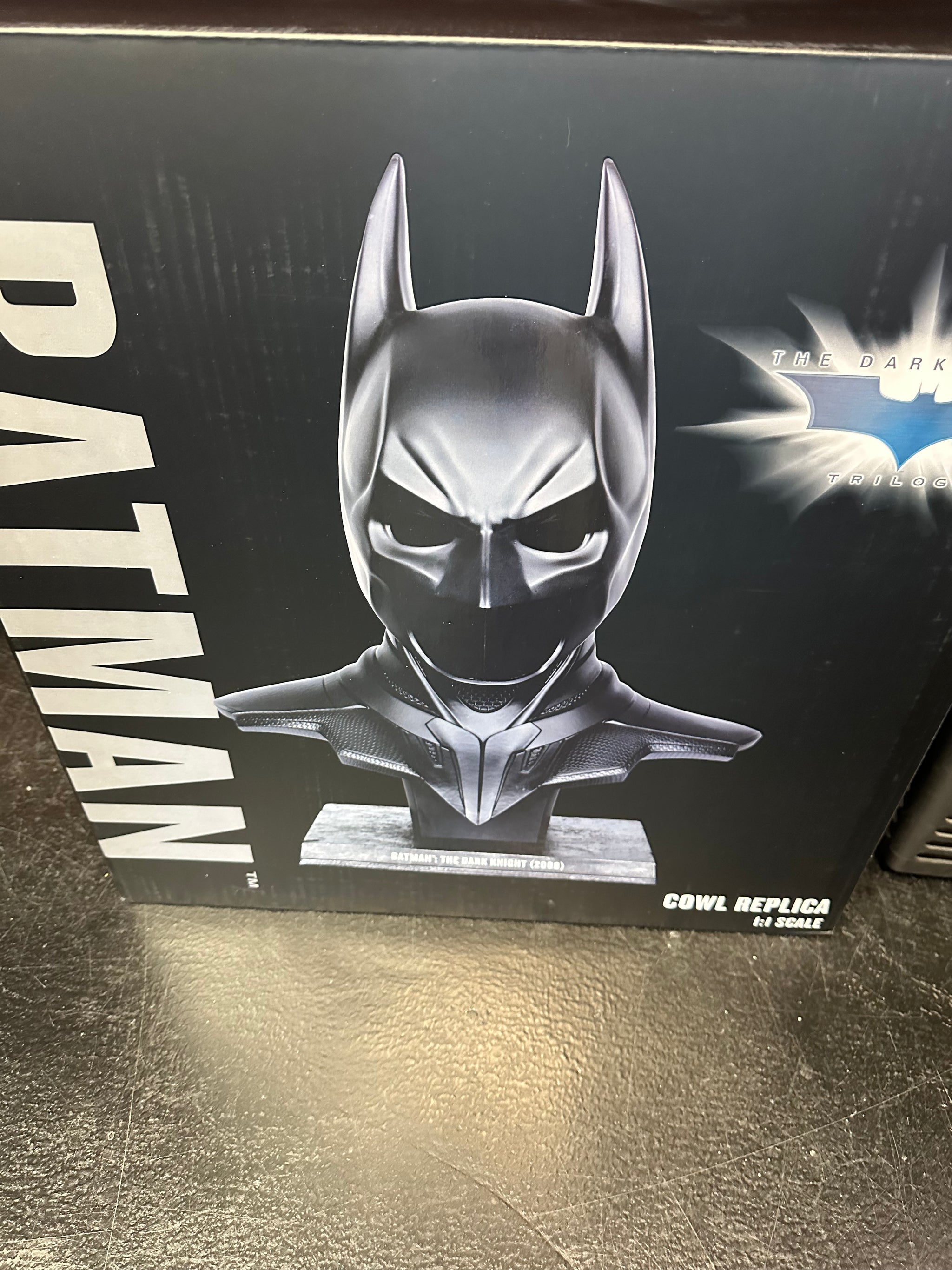 DC Direct Batman: The Dark Knight (2008) Cowl Replica 1:1 Scale – MCFARLANE TOYS Réplica escala real del casco de The Dark Knight. Hecho para coleccionistas. Hecho para fanáticos. Hecho para vos DC Direct Batman: The Dark Knight (2008) Cowl Replica 1:1 Scale – MCFARLANE TOYS Réplica escala real del casco de The Dark Knight. Hecho para coleccionistas. Hecho para fanáticos. Hecho para vos