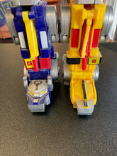 Load image into Gallery viewer, Bandai 1998 MMPR Voltron Lionforce (broken red lion hand)
