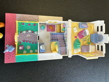 Load image into Gallery viewer, Bluebird Toys Polly Pocket 1993 Cozy Cottage Read
