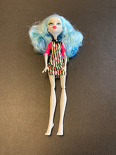 Load image into Gallery viewer, Mattel Monster High Ghoulia Yelps Skultimate Roller Maze
