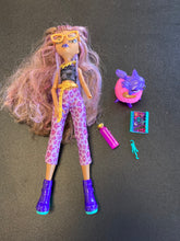 Load image into Gallery viewer, Monster High Clawdeen Wolf Count Fabulous Missing Hand

