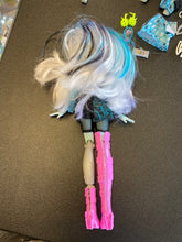Load image into Gallery viewer, Monster High Frankie Stein Coffee Break + Skulltimate Secerets Match Up
