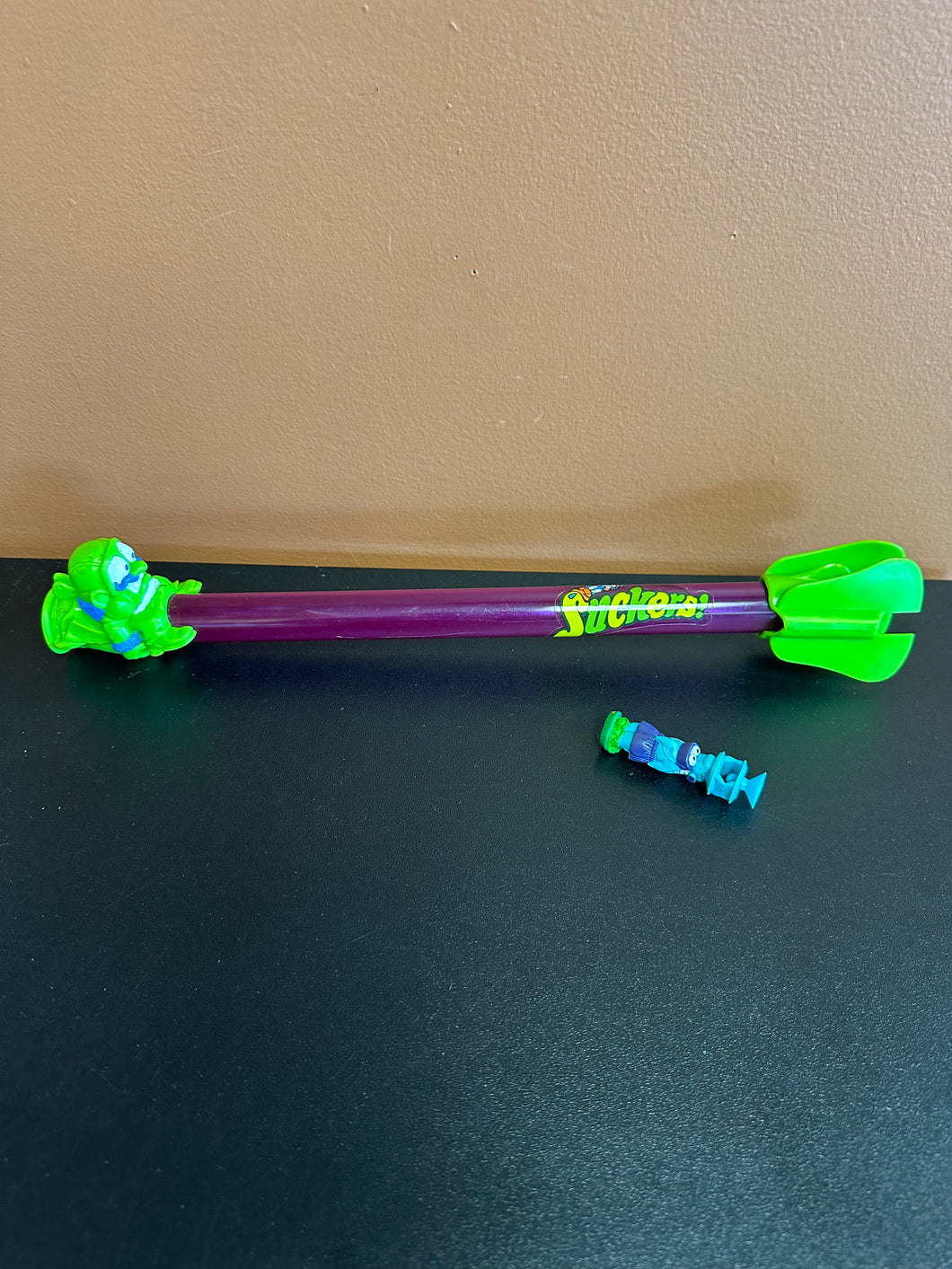 LJN Suckers Blow Dart Gun with 1 Dart Preowned