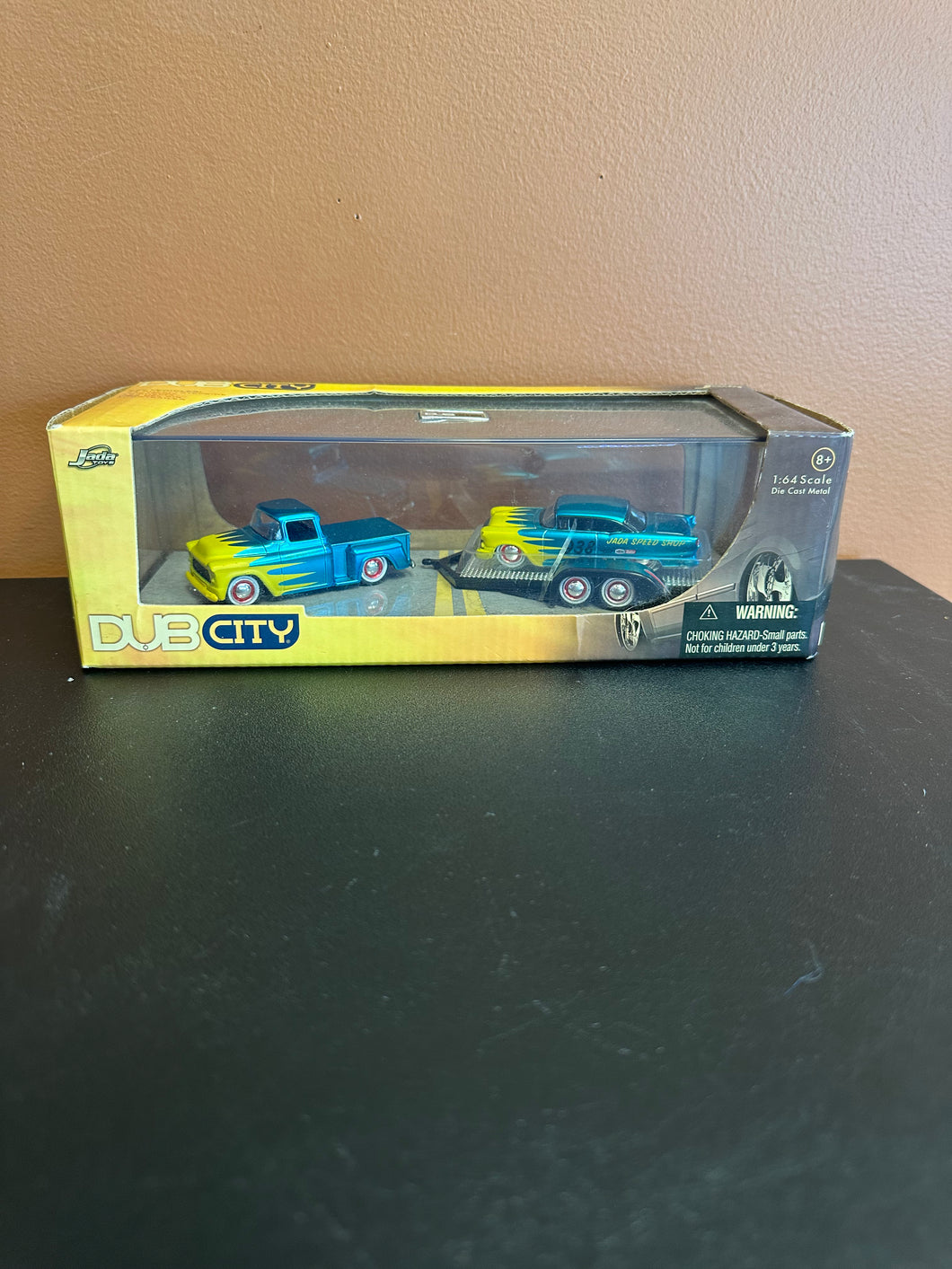 Jada Dub City ‘55 Chevy Stepside, 55’Chevy Bel Air Showtrailer 1:64 Scale Box Dmg