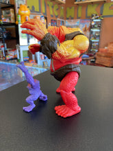 Load image into Gallery viewer, SMALL SOLDIERS Flatchoo and Nibble Figures (Missing Accesories and Weapon)
