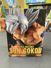 Load image into Gallery viewer, BWFC- Banpresto Ultra Instinct Son Gokou (goku) Preowned
