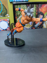 Load image into Gallery viewer, BWFC- Banpresto Ultra Instinct Son Gokou (goku) Preowned
