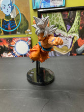 Load image into Gallery viewer, BWFC- Banpresto Ultra Instinct Son Gokou (goku) Preowned
