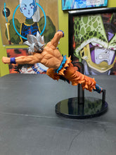 Load image into Gallery viewer, BWFC- Banpresto Ultra Instinct Son Gokou (goku) Preowned
