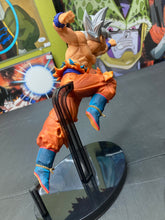 Load image into Gallery viewer, BWFC- Banpresto Ultra Instinct Son Gokou (goku) Preowned
