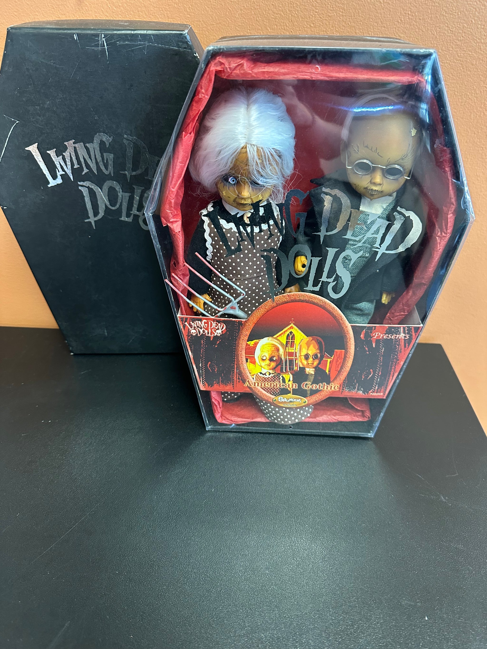 LIVING DEAD DOLLS LDD SPENCERS AMERICAN GOTHIC 2 PACK PREOWNED