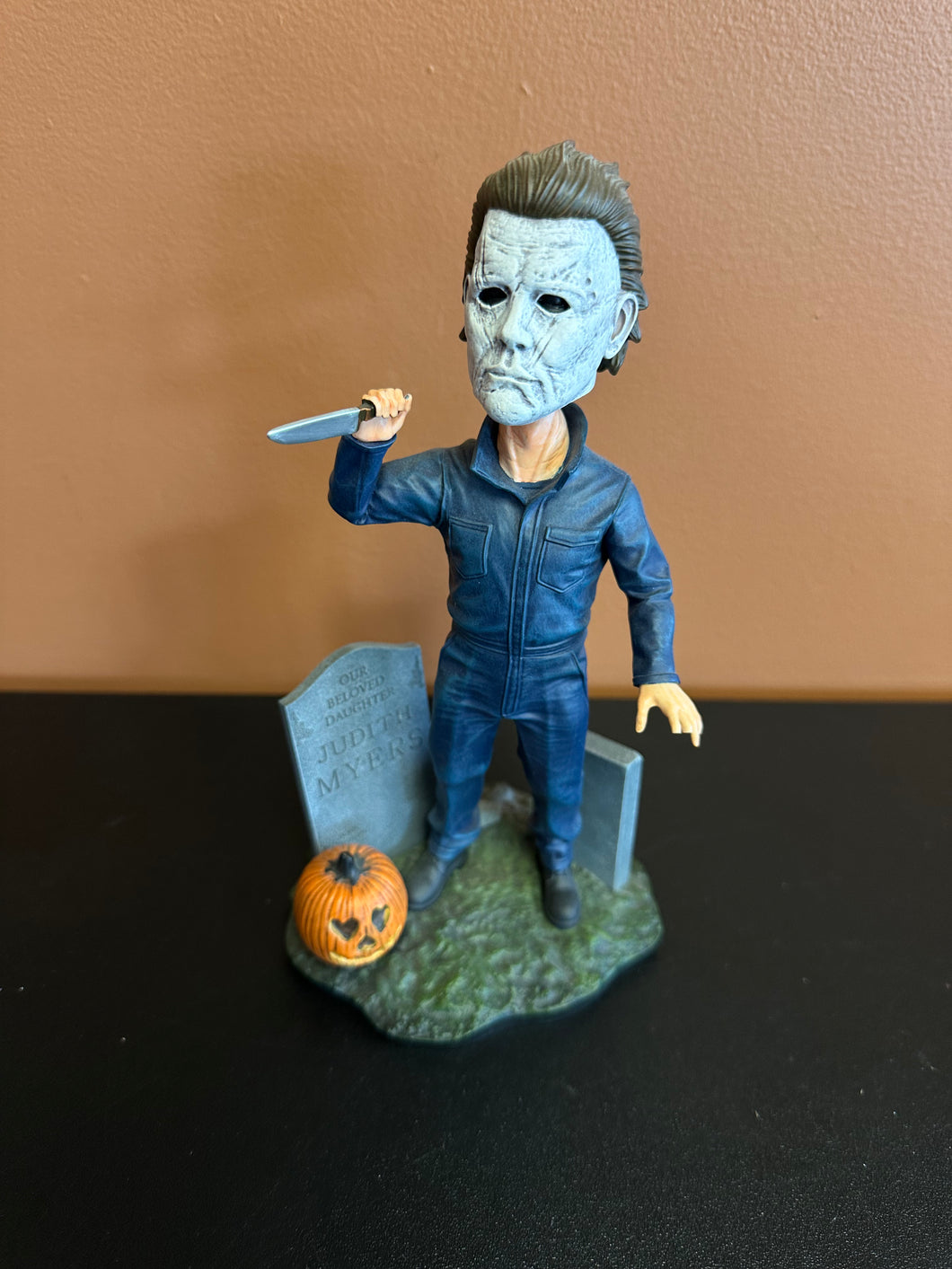 NECA HEAD KNOCKERS HALLOWEEN MICHAEL MYERS WITH TOMBSTONE BOBBLEHEAD PREOWNED