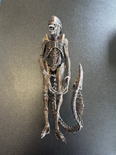 Load image into Gallery viewer, NECA Aliens Xenomorph Warrior (BROWN Version)
