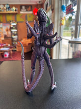 Load image into Gallery viewer, NECA Alien VS Predator Razor Claws Alien Xenomorph
