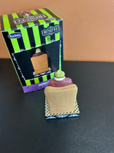 Load image into Gallery viewer, ROYAL BOBBLES BEETLEJUICE SHRUNKEN HEAD HOT TOPIC BOBBLEHEAD PREOWNED
