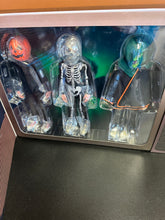 Load image into Gallery viewer, Trick or Treat Studios Halloween III Season of the Witch 1:6 Scale Set of 3 Figures
