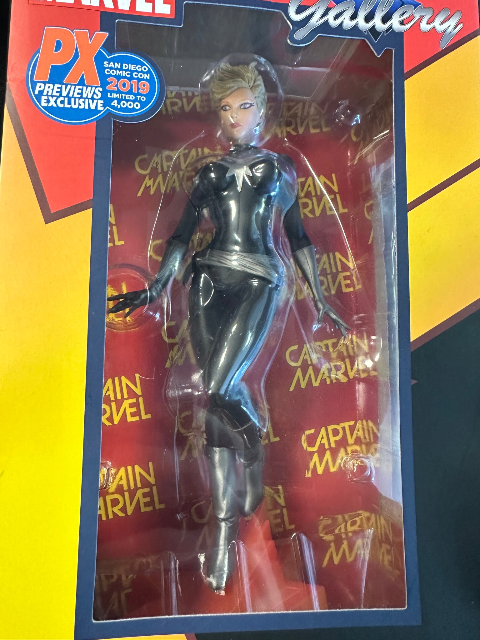 DIAMOND SELECT GALLERY MARVEL CAPTAIN MARVEL SHIELD EDITION PVC